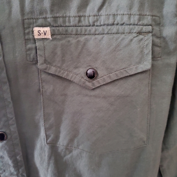 Buttonup - Picture 5 of 6